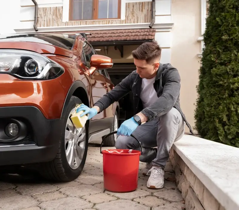 Lavage auto à domicile Bohal : professionnel intervenant sur un véhicule